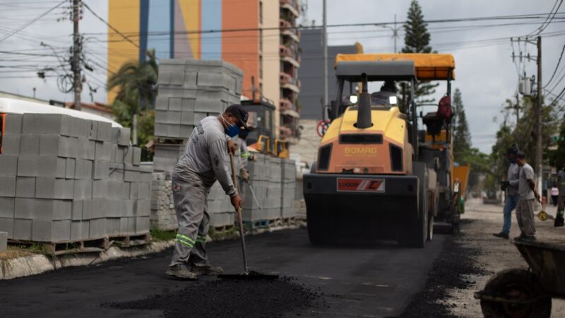 Rua 33 em Volta Redonda começa a ser asfaltada para melhorar a circulação durante as festas de fim de ano