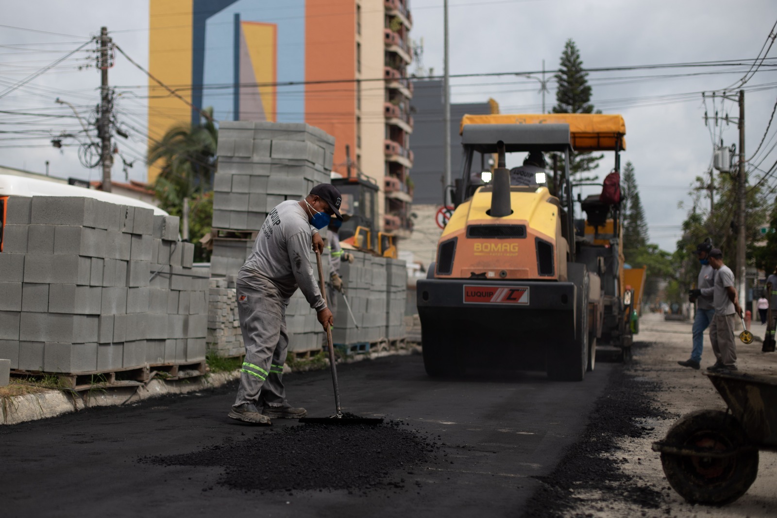 Rua 33 em Volta Redonda começa a ser asfaltada para melhorar a circulação durante as festas de fim de ano