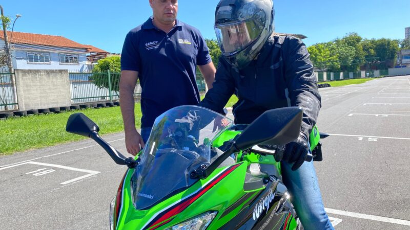 Curso de pilotagem gratuito capacita motociclistas em Volta Redonda