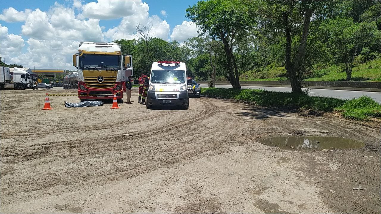 Motorista de carreta tem mal súbito e morre em pátio de posto, em Piraí