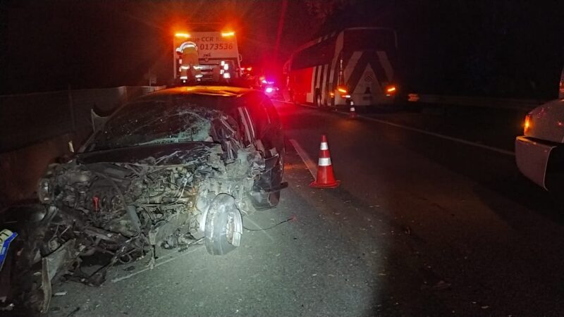 Mulher morre depois de bater de frente com ônibus na Via Dutra, em Piraí