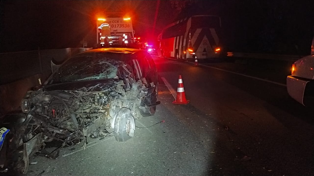 Mulher morre depois de bater de frente com ônibus na Via Dutra, em Piraí