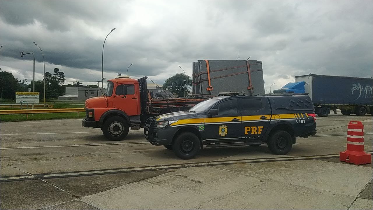 Caminhão com quase 4 toneladas de excesso de peso é apreendido na Via Dutra, em Barra Mansa