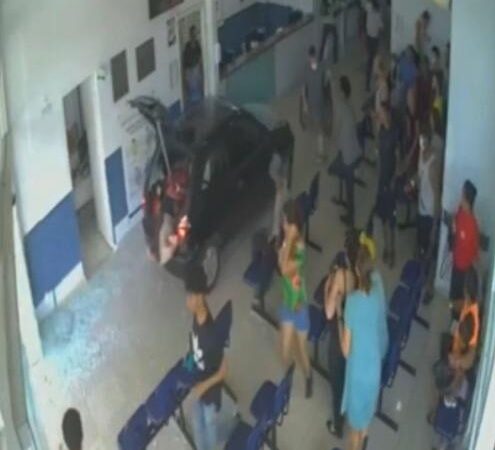 Mulher invade hospital de carro em busca de atendimento para a irmã