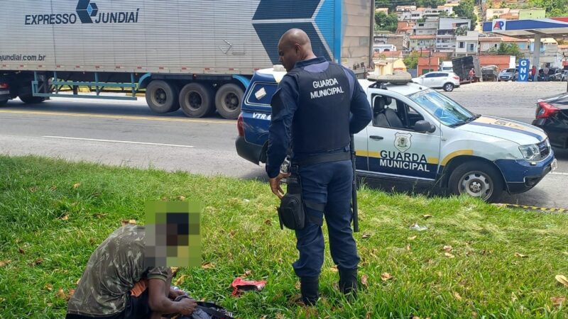 Homem é detido suspeito de ameaçar mulher com faca em Volta Redonda.