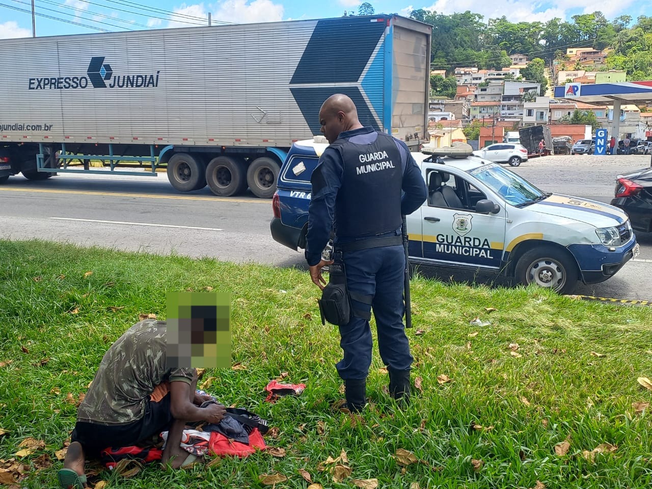 Homem é detido suspeito de ameaçar mulher com faca em Volta Redonda.